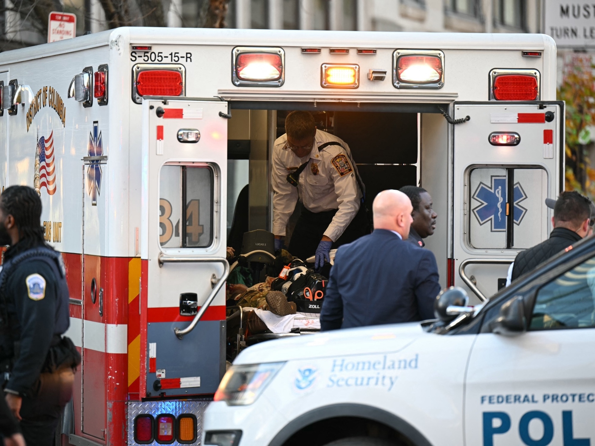 Ataque perto da Casa Branca mata dois militares nos EUA, governo ordena lockdown