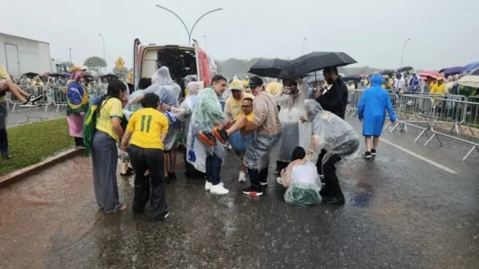 Raio atinge manifestantes em Brasília e deixa oito pessoas em estado grave