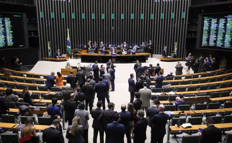 Congresso aprova aumento para servidores e cria gratificações que podem ultrapassar teto salarial